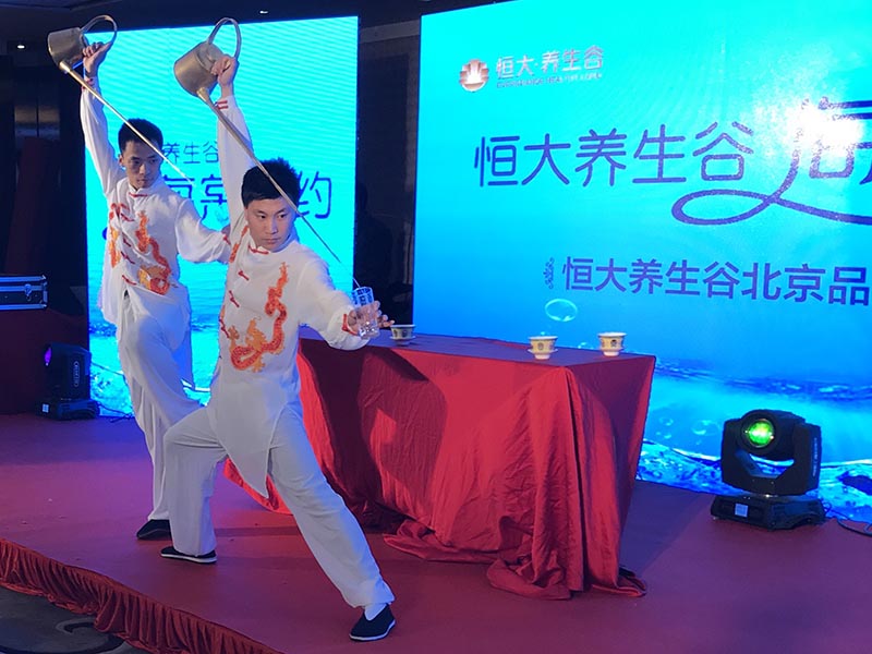 長(zhǎng)嘴壺茶藝表演